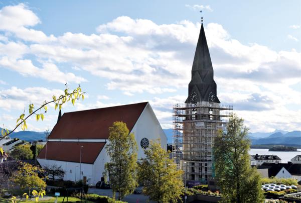 Fasaden på Molde domkirke krever jevnlig vedlikehold. Nylig ble vestveggen tatt, nå er det tårnet sin tur for betongrehabilitering. Foto: Frode Rabbevåg