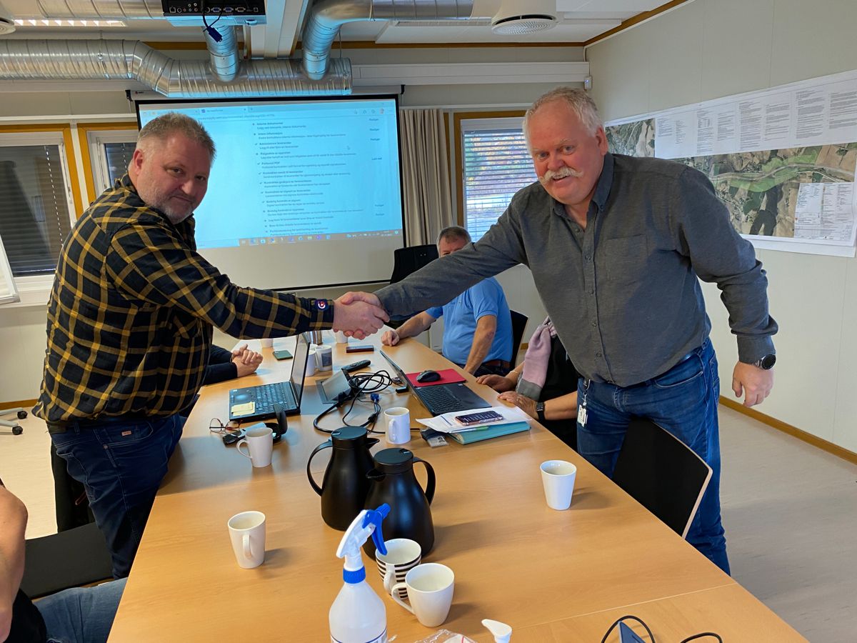 Daglig leder Trond Musdalslien i Anlegg Øst Entreprenør (t.v) og prosjektleder Odd Johansen i Statens vegvesen, prosjekt Vestoppland, tok hverandre i hånda etter at kontrakten for riksvei 4 Sandvoll-Amundrud var signert.