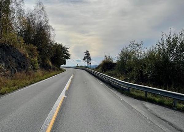 Langs fylkesveg 213 mellom Moelv og Lillehammer er det satt opp rekkverk langs en sving for å bedre trafikksikkerheten. Foto: Espen Strandvik Haugvik, Innlandet fylkeskommune