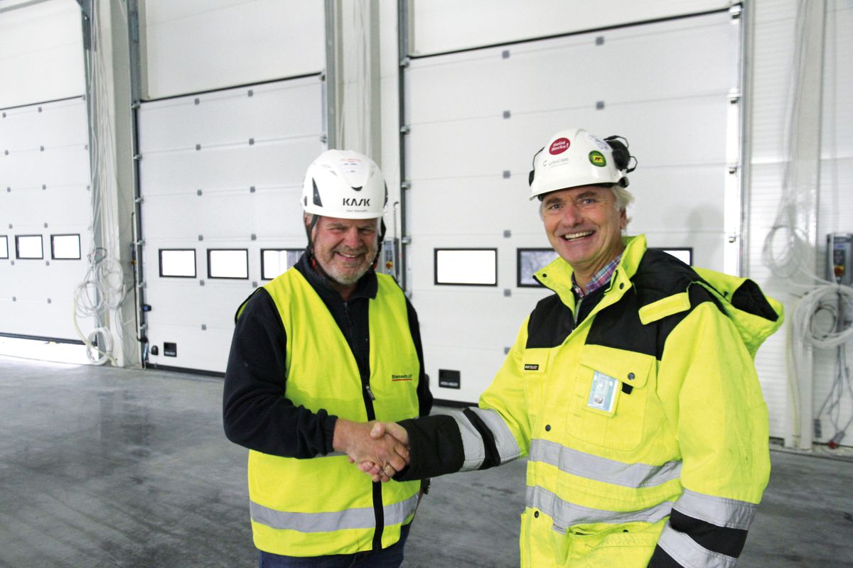 Geir Stenseth i Stenseth & RS takker Bent Nygren i Unicon for samarbeidet om betongleveransene til gulvet i den nye Bama-hallen. Foto: Truls Tunmo