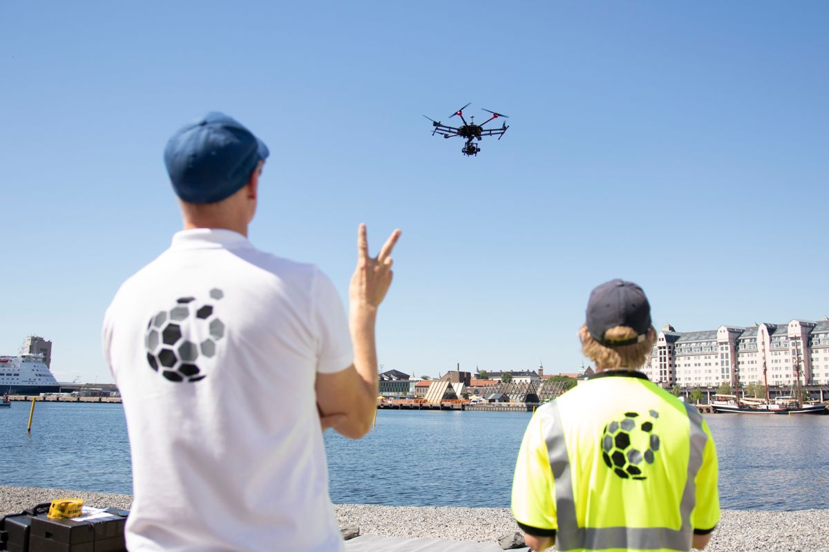 Ekspertene fra PointGeo bruker drone for utendørs fotogrammetri og laserskanning av Operaen. Foto: Tuva Skare