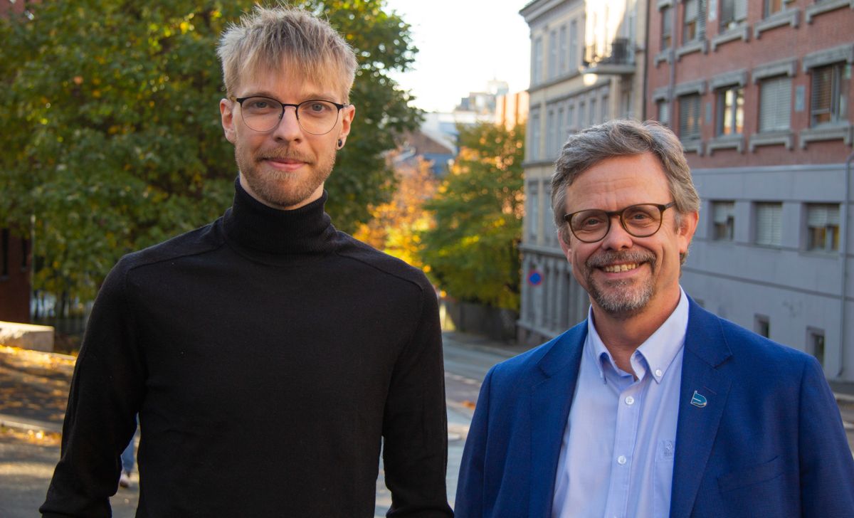 Marius Bowitz (t.v) er ansatt i VAVVS-avdelingen i Byggtjeneste. Her sammen med avdelingsleder Terje Røising. Foto: Øyvind Berild