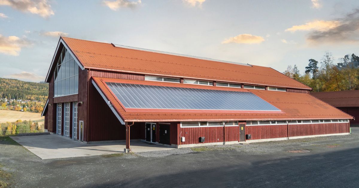 På Jevnaker har det norske selskapet Inaventa Solar nylig startet produksjonen av solfangere i et ombygd fjøs. Foto: Inaventa Solar