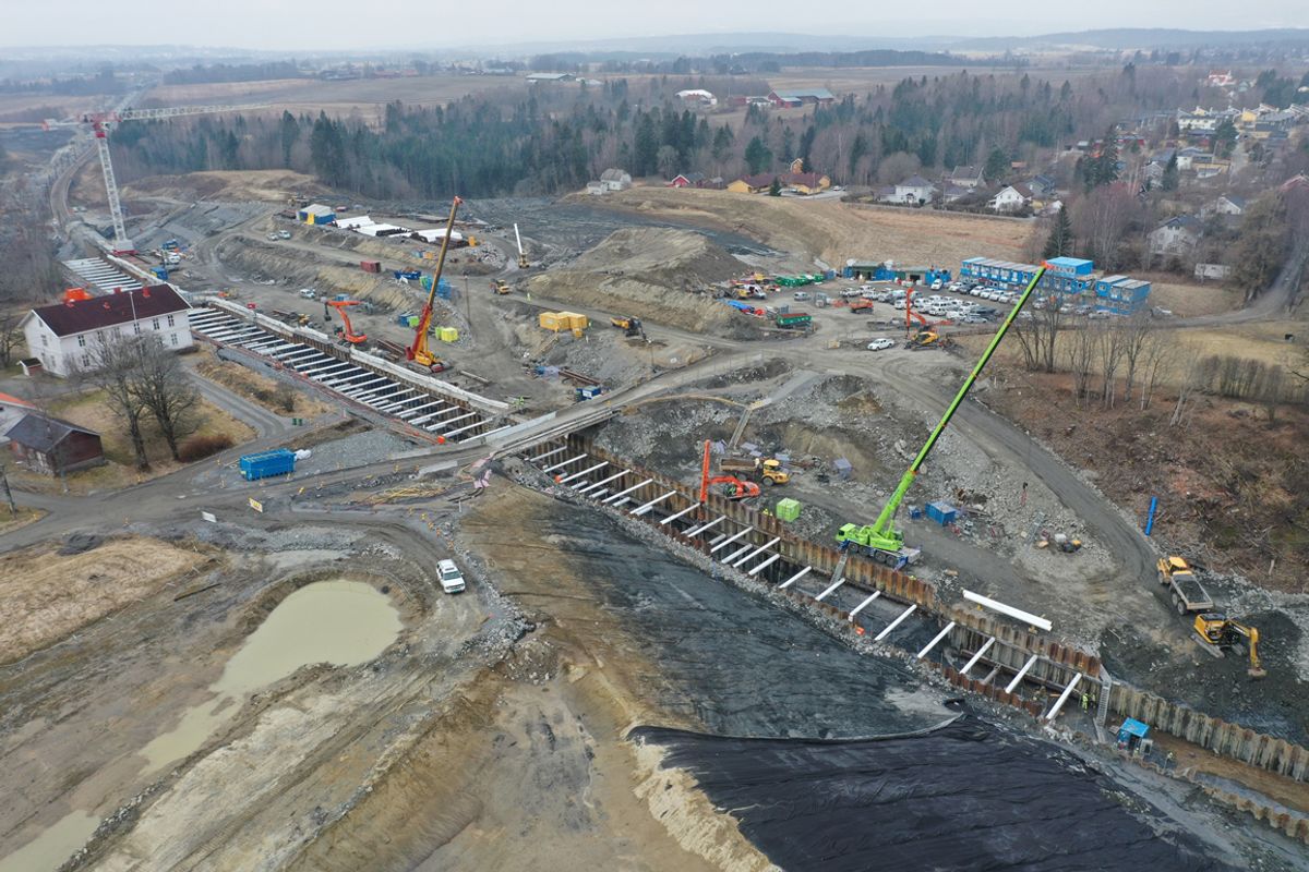 Ved Eidsvoll prestegård bygde NCC den 380 meter lange Wergelandstunnelen, en betongkulvert gjennom løsmasser parallelt med den eksisterende, som skriver seg fra byggingen av Gardermobanen. Foto: Bane Nor