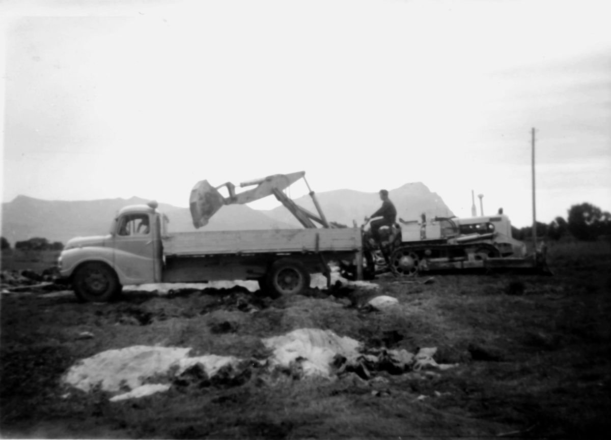 Den første maskinen selskapet kjøpte inn var en brukt doser med en graver bakpå, samt en lastebil. Foto: LNS