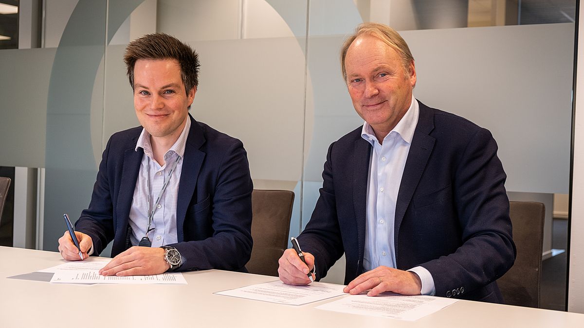 Regiondirektør Tomas Kjendlie i Skanska Bygg (til venstre) og Sten-Arthur Sælør, daglig leder i Slemmestad Brygge. Foto: Skanska