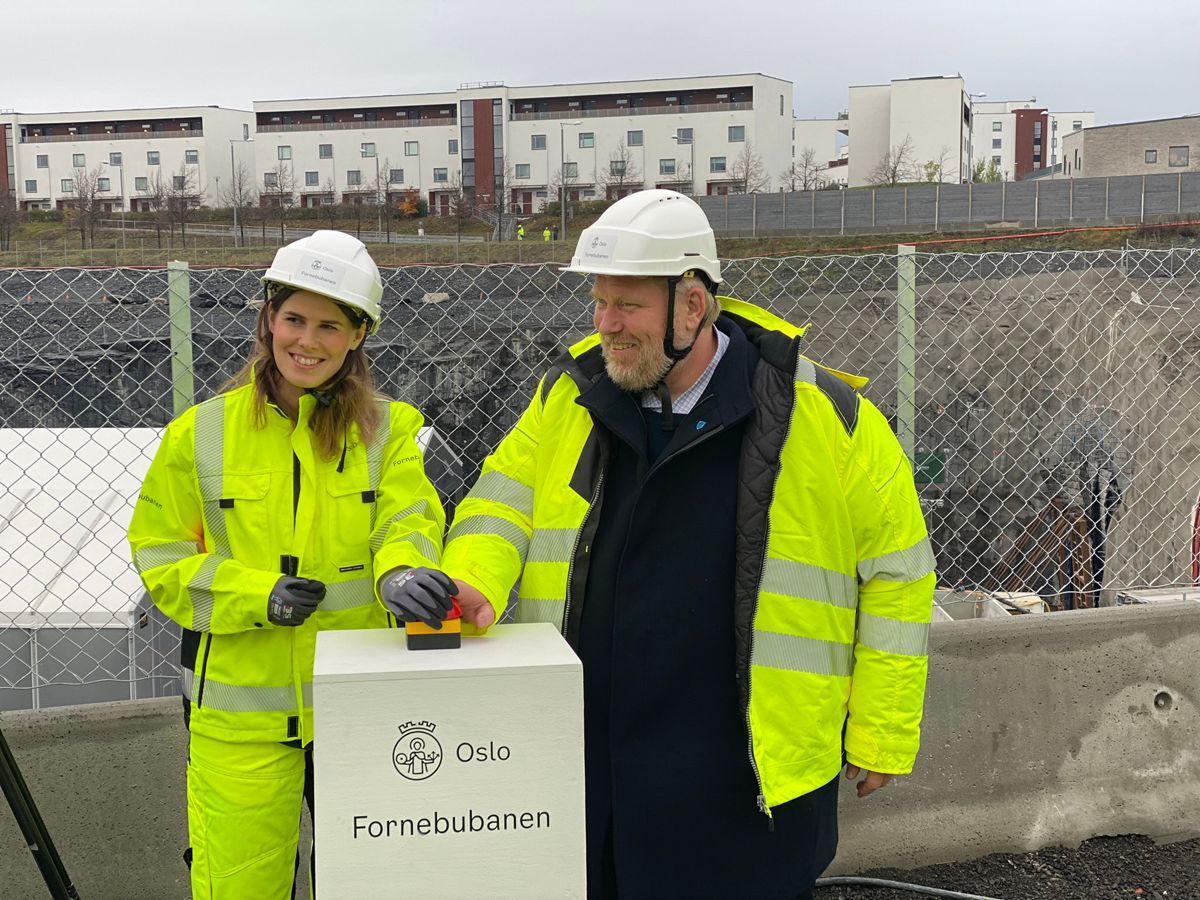 Byråd for miljø og samferdsel i Oslo, Sirin Stav, og komiteleder i samferdselskomiteen i Viken fylkeskommune, Bjørn Tore Ødegården, trykke på knappen som utløste den første tunnelsalven.