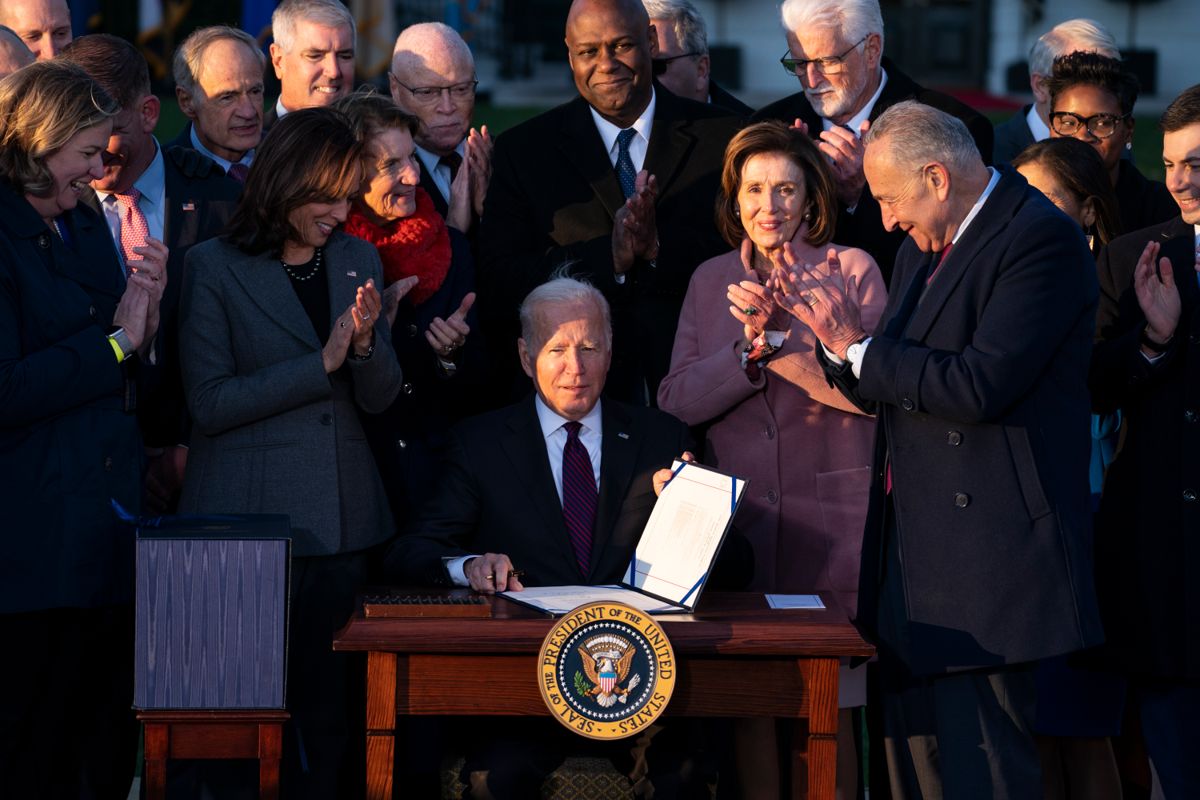 President Joe Biden skrev mandag under på den historiske infrastrukturpakken. Foto: Evan Vucci / AP / NTB