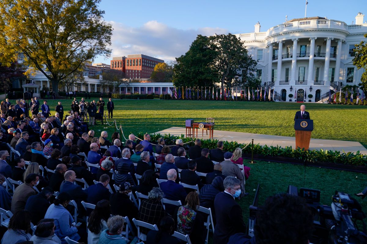 President Joe Biden holdt tale foran de inviterte gjestene, som besto av både republikanere og demokrater. foto: Susan Walsh / AP / NTB