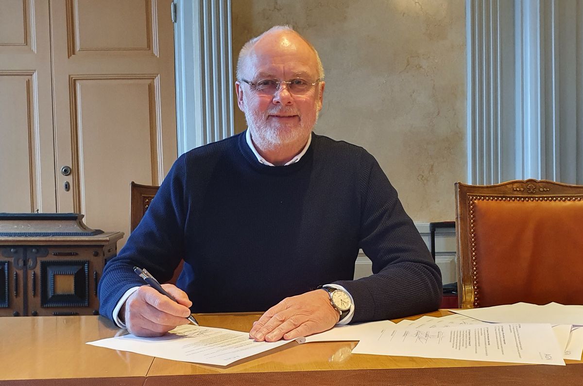 Bjørn Glenn Hansen har signert avtalen som binder de nordiske glassbransjeforeningene tettere sammen. Foto: Beate Solem