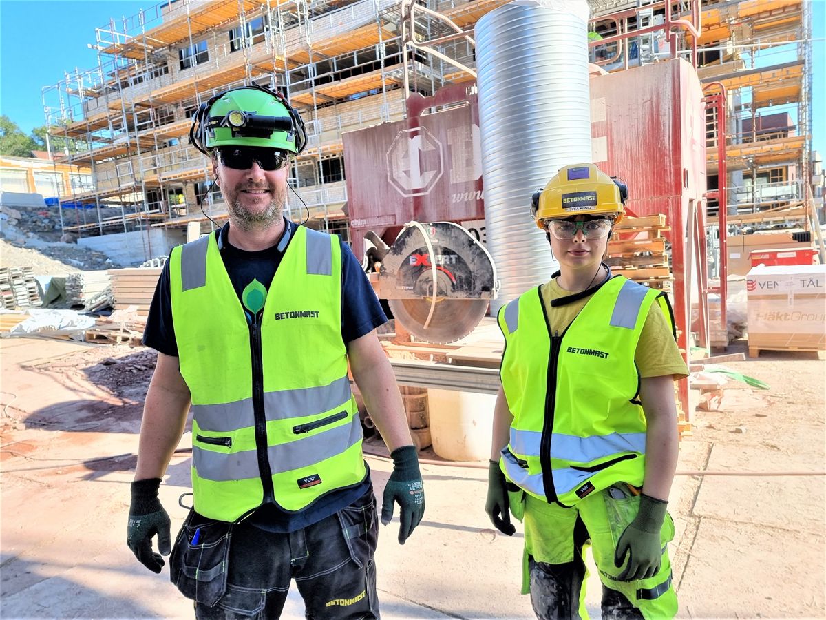 Lars Erik Larsen, tømrer og verneombud (til venstre), og Svea König, tømrerlærling på Betonmast Boligbyggs prosjekt Landås i Asker. Foto: Betonmast