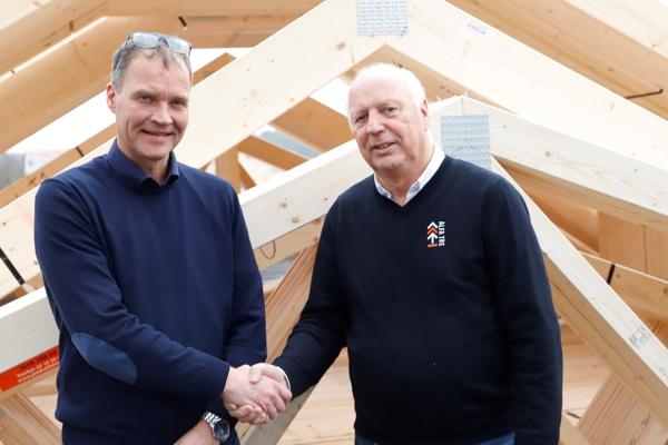 Daglig leder Mats Lindblom i Derome Takstolteknikk (til venstre) og tidligere eier av Alfa Tre, Øyvind Farstad. Foto: Derome