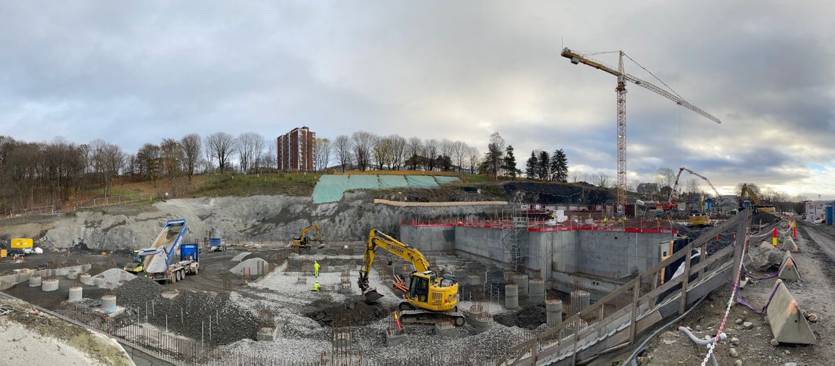 Byggearbeidene på det nye Tøyenbadet er godt i gang, og i løpet av 2022 skal hele råbygget på fire etasjer stå ferdig. Foto: Oslobygg KF