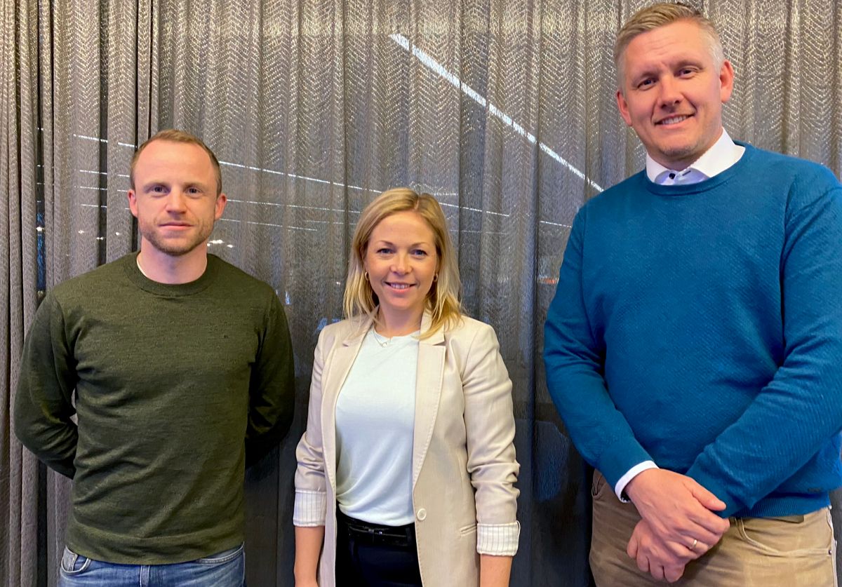 Leder for Mobil energi i BKK/Eviny; Camilla Moster, omkranset av Fleet and Sourcing Manager Per-Arne Eliassen (t.v.) i Ramirent og salgs- og markedsdirektør Amund Havig i Ramirent. Foto: Ramirent