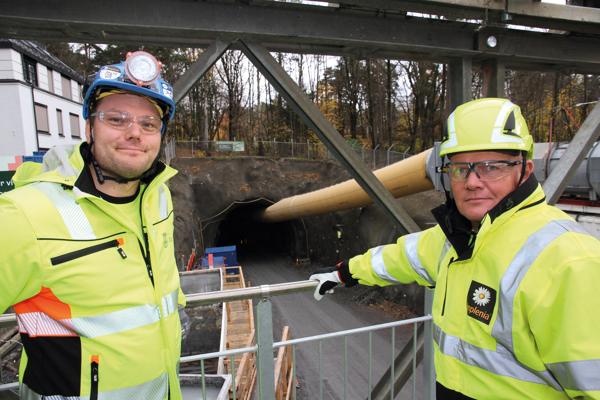 Prosjektsjef Peder Sødal i Implenia (til høyre) og byggeleder for Fornebubanen, Ola Langset, ved åpningen av tverrslagstunnelen til Fornebuporten.