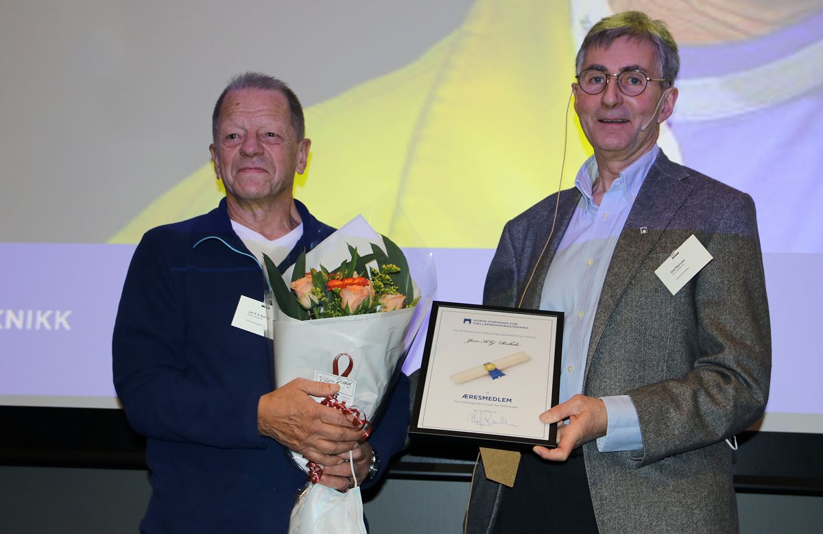Jan Rohde (t.v.) ble tildelt æresmedlemsskapet av styreleder Olaf Rømcke.