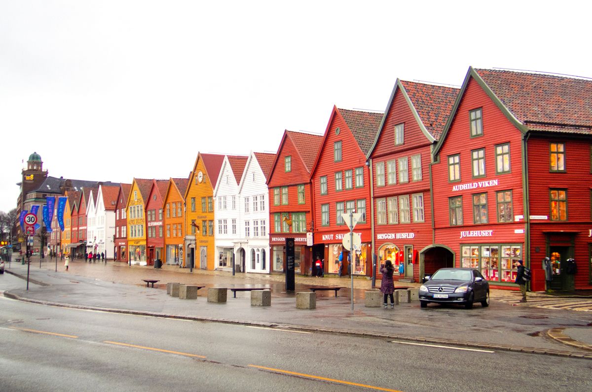 Debatten om hvor Bybanen skal gå forbi Bryggen ut til Åsane i Bergen, har skapt stor splid. Foto: Gorm Kallestad / NTB