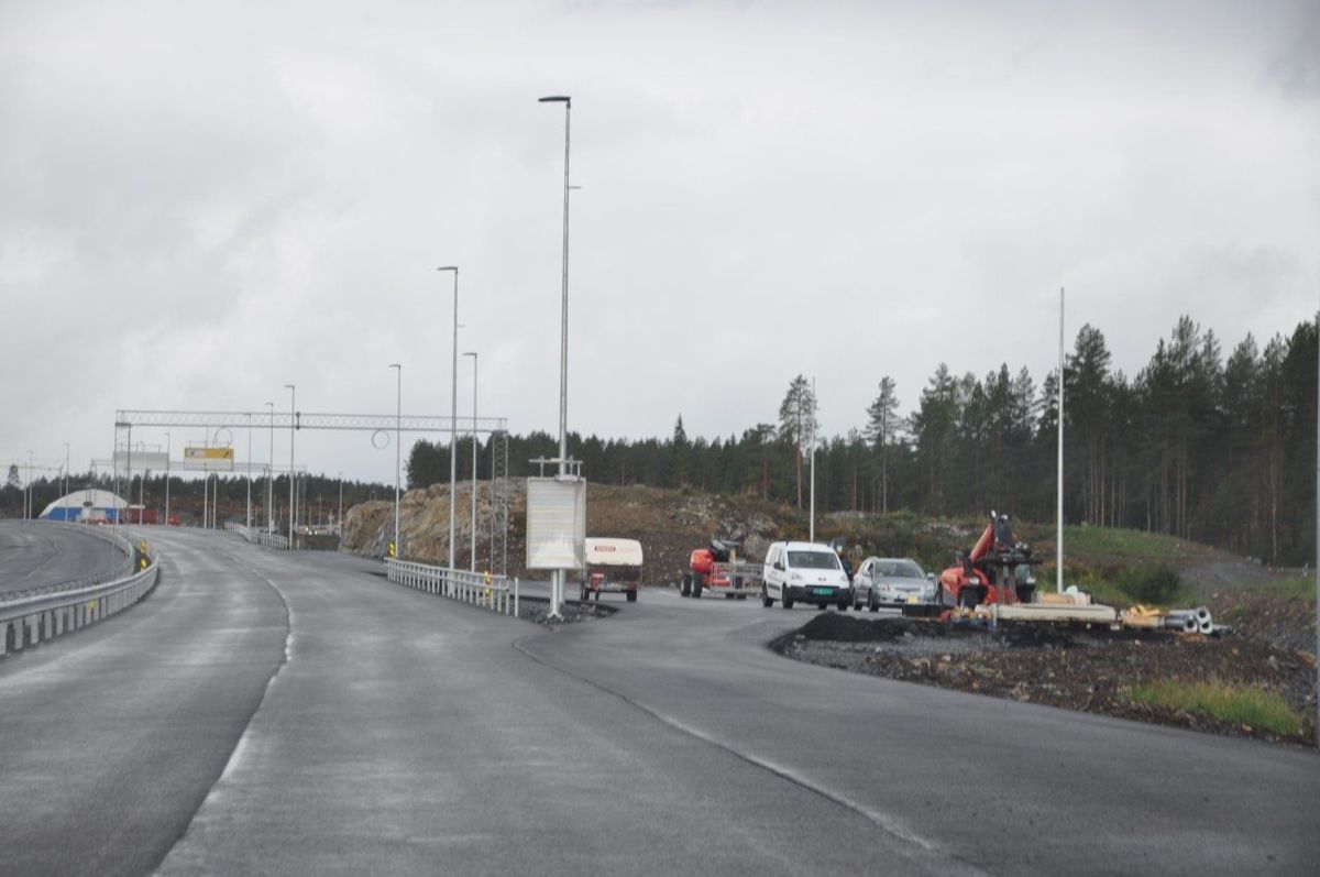 Siste forberedelser til delåpning av veien over Damåsen. Foto: Kjell Wold / Statens vegvesen