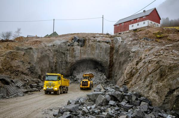 Birkeland Entreprenørforretning er i gang med drivingen av den en kilometer lange tunnelen som inngår i prosjektet E39 Myrmel - Lunde.
