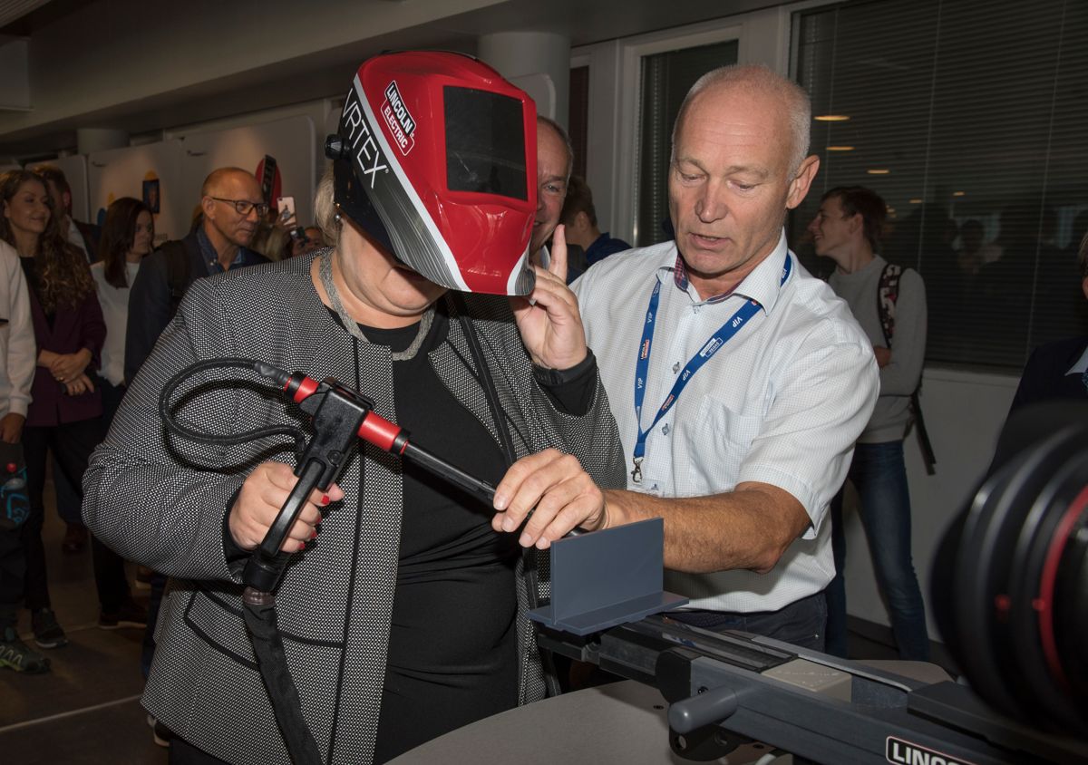 Statsminister Erna Solberg prøvde ut digital sveising på yrkesfagutstillingen. Foto: Trond Joelson
