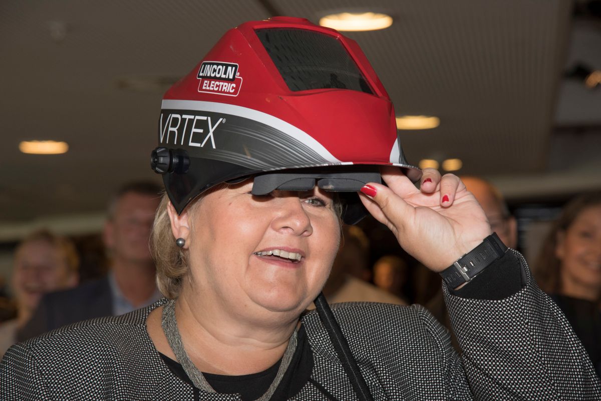 Statsminister Erna Solberg prøvde ut digital sveising under åpningen av yrkesfagustillingen. Foto: Trond Joelson