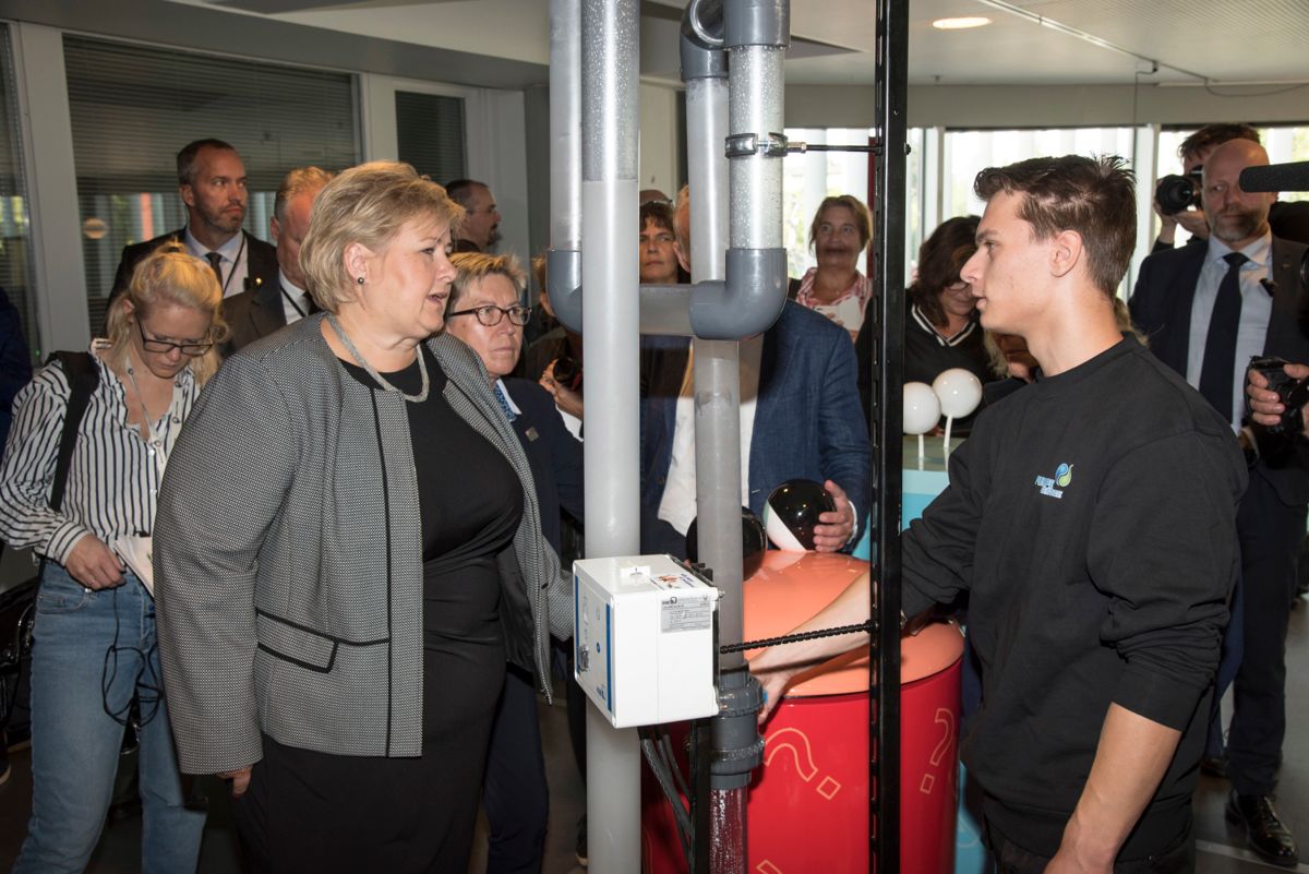 Statsminister Erna Solberg var innom mange stasjonene på den nye yrkesfagutstillingen. Foto: Trond Joelson