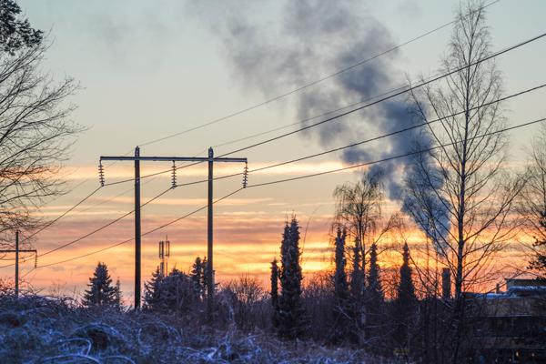 Det ligger an til en dyr vinter for norske husholdninger. På bildet ser vi Gjestad trafostasjon og høyspentledninger i Jessheim. Foto: Heiko Junge / NTB