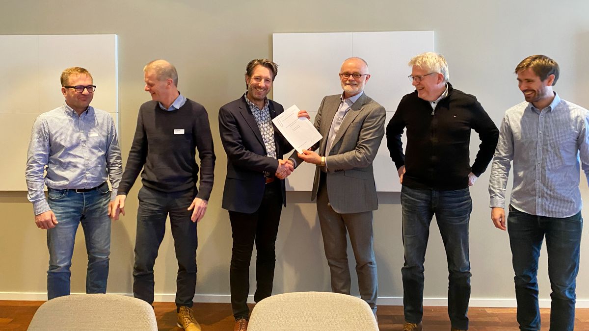 Intensjonsavtalen med Veidekke ble signert i byggeprosjektets kontorer på Brakerøya. Fra venstre: Runar Berg (Veidekke), Jørn Aaltvedt (Veidekke), Erik Økland (Veidekke), Arnstein Hodne (PNSD), Morten Jevne (PNSD), Lars Erik Smith (PNSD). Foto: Helse Sør-Øst