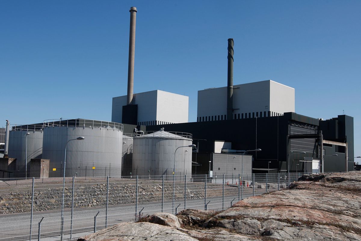 Atomkraftverket i Oskarshamn i Sverige kan måtte stenge for reparasjoner. Det kan gi høyere strømpriser i Norge. Foto: Mikael Fritzon / NTB