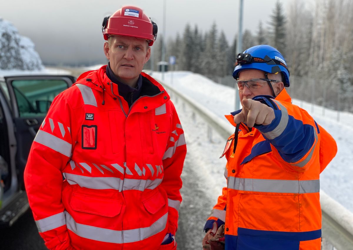 Delprosjektleder Pål Steinar Karlsen i Statens vegvesen og prosjektsjef Ole Gudbrand Johnsen i Skanska åpner E16 i Jevnaker 20 desember. Det er et halvt år før tiden. Foto: Per Kollstad/Statens vegvesen