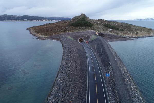 Haramsfjordtunnelen går ned fra fra den lille øya Hestøya. Tunnelen åpner 18. desember og er en av tre undersjøiske tunneler i prosjektet .