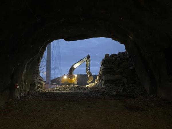 Den franske entreprenøren EIffage, som bygger ny E18 gjennom Porsgrunn, er 1,8 prosent norsk. Her fra gjennomslaget i Kjørholttunnelen. Foto: Eiffage.