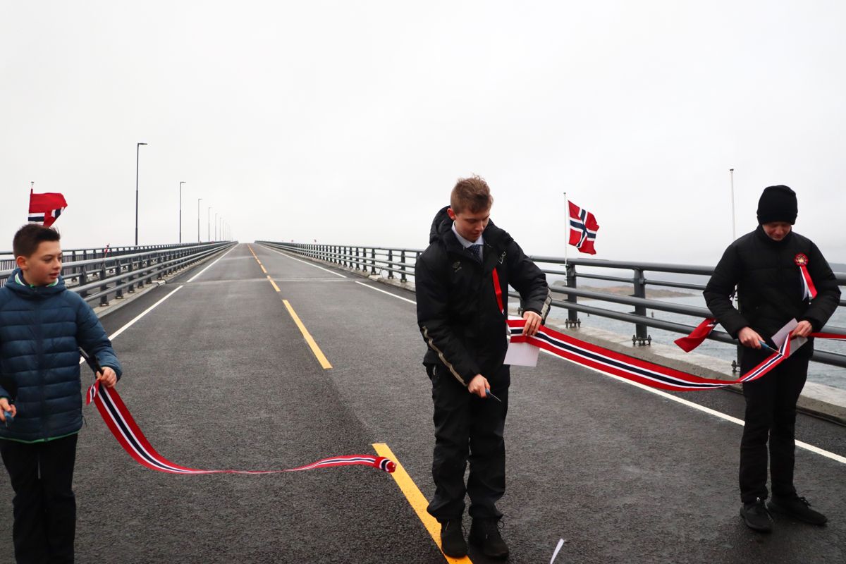 Oskar Zachara, Daniel Seth Rønstad og Bjørn Longva jr., som alle er elevar på ungdomstrinnet ved Haramsøy skule, fekk æra av å opne første del av Nordøyvegen. Foto: Møre og Romsdal fylkeskommune