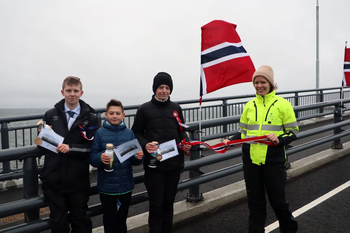 Daniel Seth Rønstad (fv.), Oskar Zachara og Bjørn Longva jr. saman med prosjektleiar Marianne Nærø i Møre og Romsdal fylkeskommune. Foto: Møre og Romsdal fylkeskommune