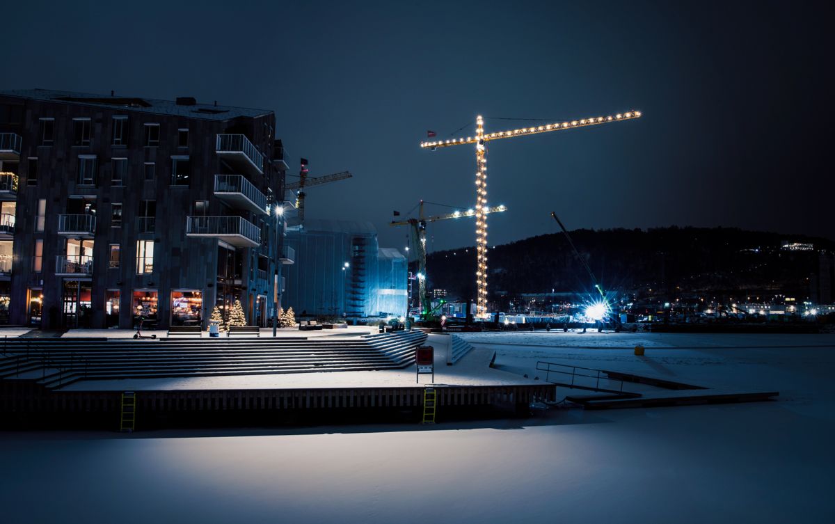 En 80 meter høy julekran på byggeplassen til Clemenskvartalet lyser opp Bjørvika denne julen. Foto: Katrine Lunke
