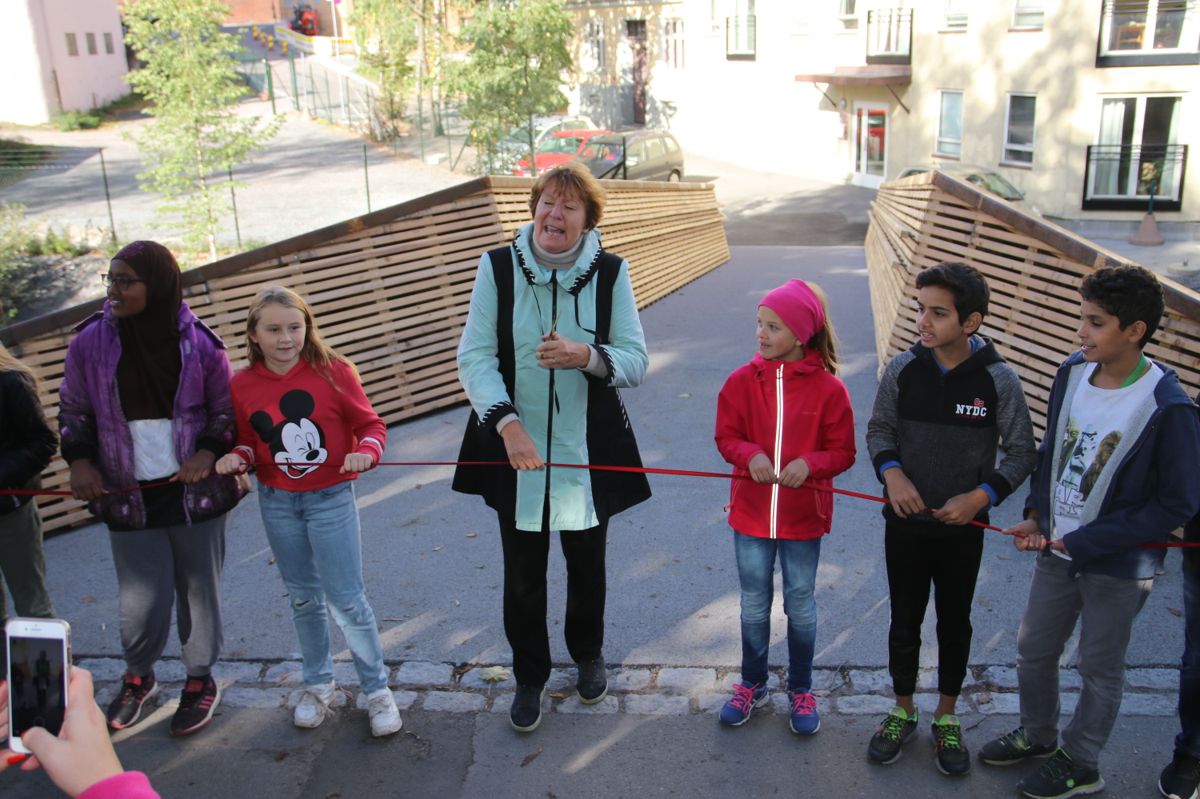 Oslo-ordfører Marianne Borgen foretok den offisielle åpningen av Sundtbroa sammen med elever fra Lakkegata skole. Foto: Svanhild Blakstad