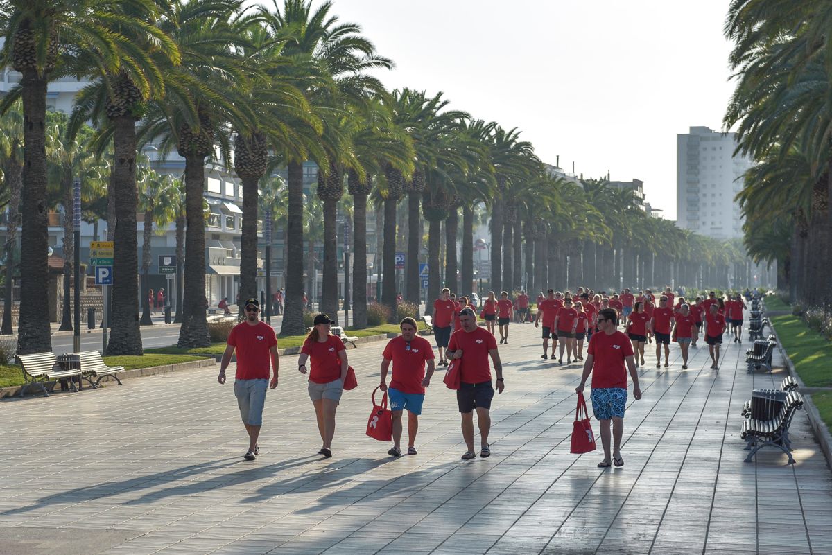 <p>Risa-ansatta i røde t-skjorter var godt synlige i gatene under jubileumsturen til Spania. Foto: Risa.</p>