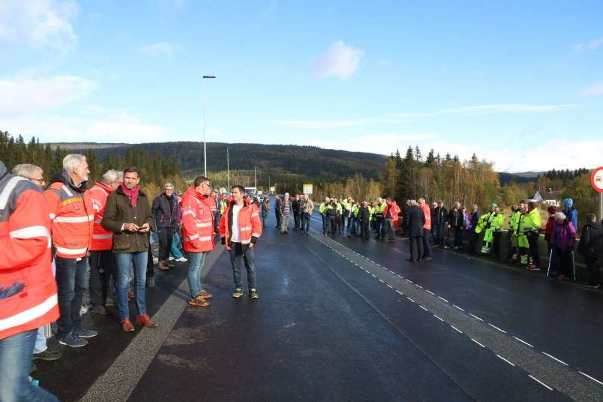 Mange møtte opp for å få med seg åpningen av nye E6. Foto: Statens vegvesen