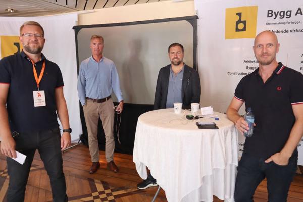 Programlederne Christian Aarhus og Frode Aga hadde med konsernsjef Jon Syrtveit i Kruse Smith og sjef og grunnlegger av Mur i Sør, Tom Arne Aamodt i en av podkastenesom ble spilt inn på Bygg Arena Arendal under Arendalsuka.. Foto: Svanhild Blakstad