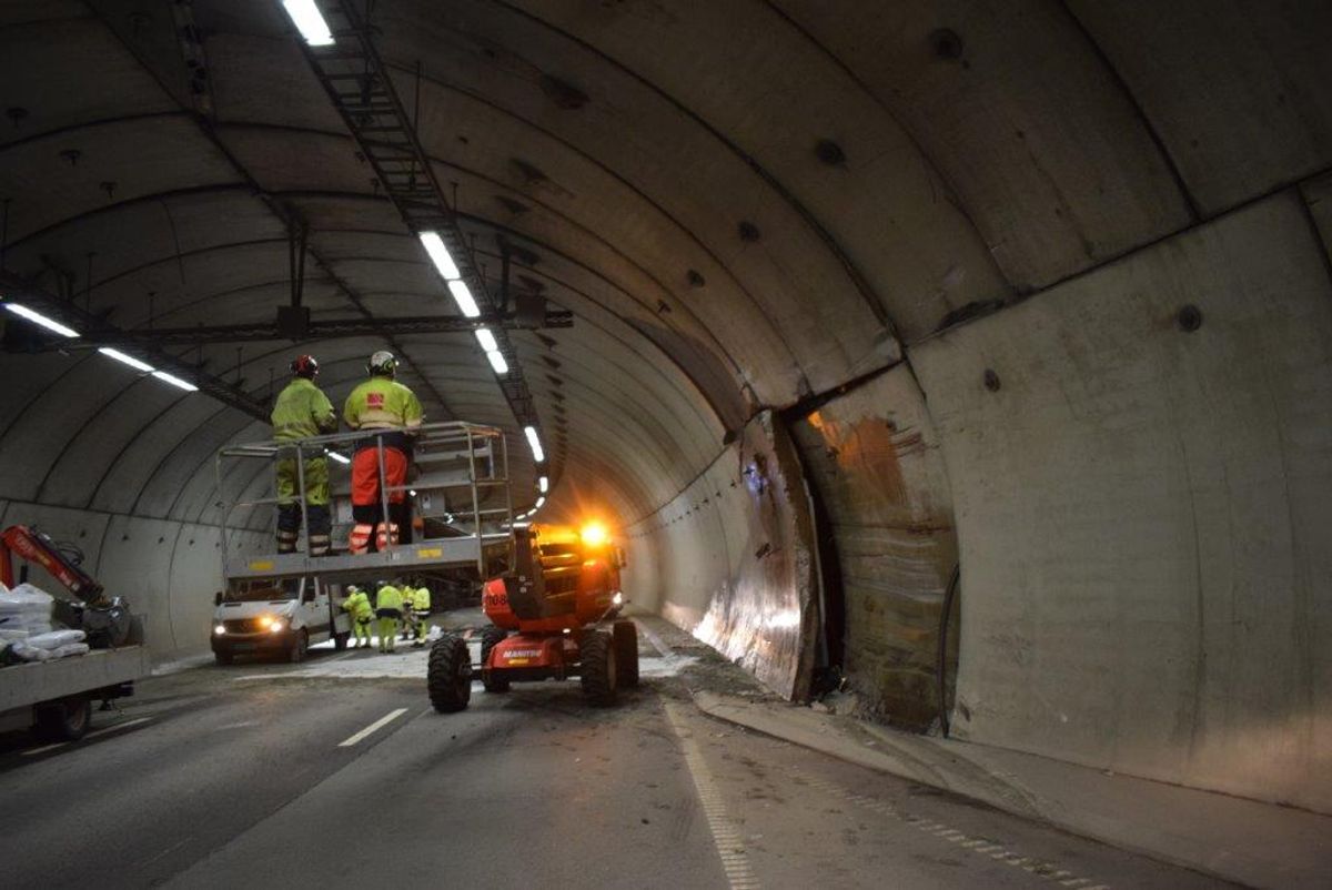 Både vegg- og takelementer i Lørentunnelens vestgående løp ble skadet i betongbilvelten før jul, skader som også påvirker det elektriske anlegget og brannsikringen i tunnelen.