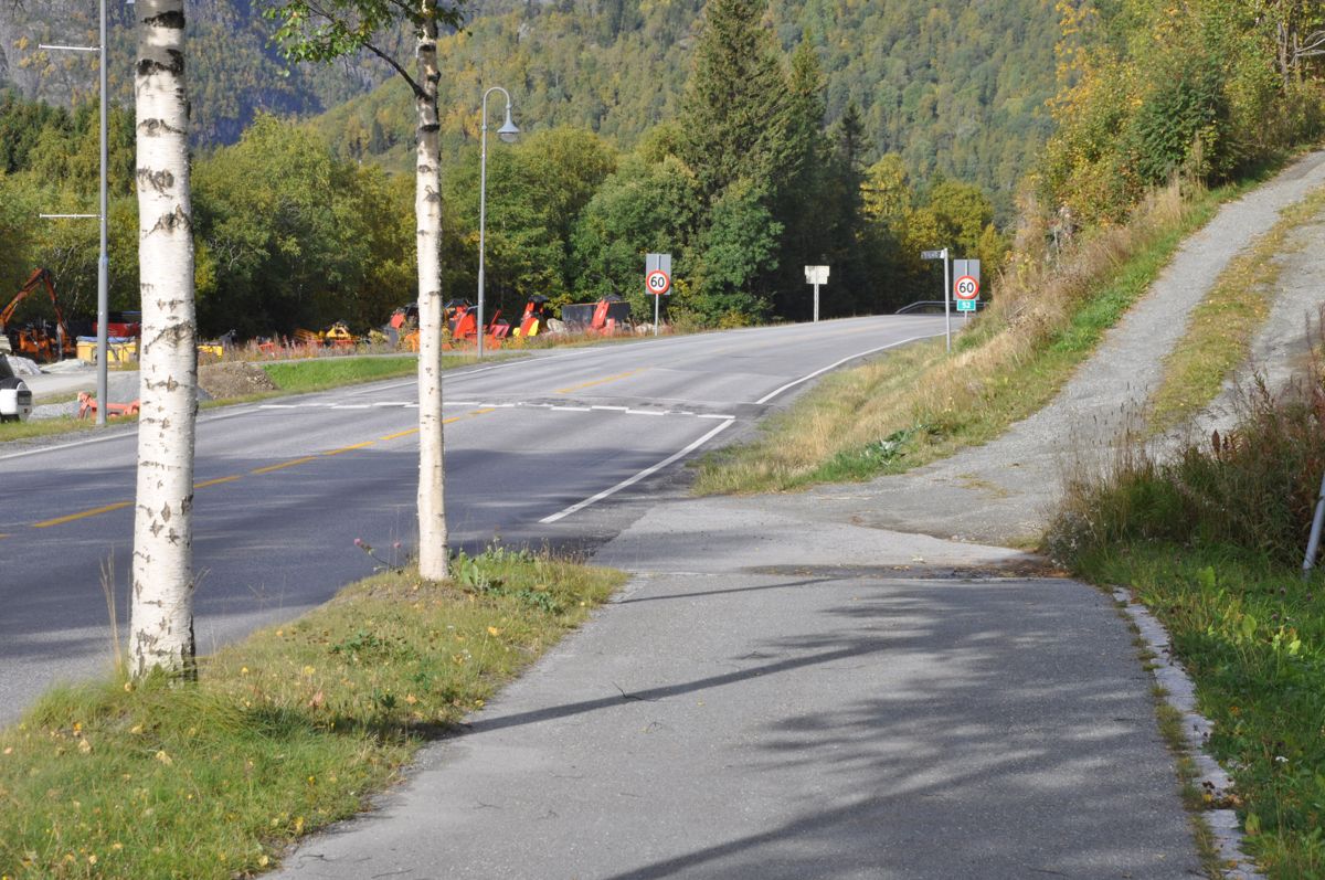 Gang/sykkelveien ved Trøim skal forlenges med 1.800 meter frem til til Holde bru. Foto: Kjell Wold/Statens vegvesen