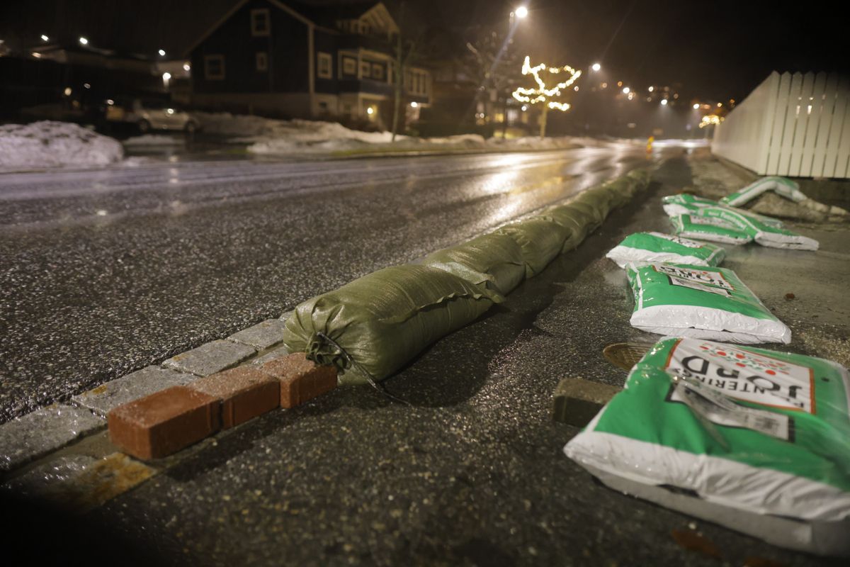 Folk har tatt forholdsregler og lagt ut sandsekker i sentrum av Skodje. Foto: Svein Ove Ekornesvåg / NTB