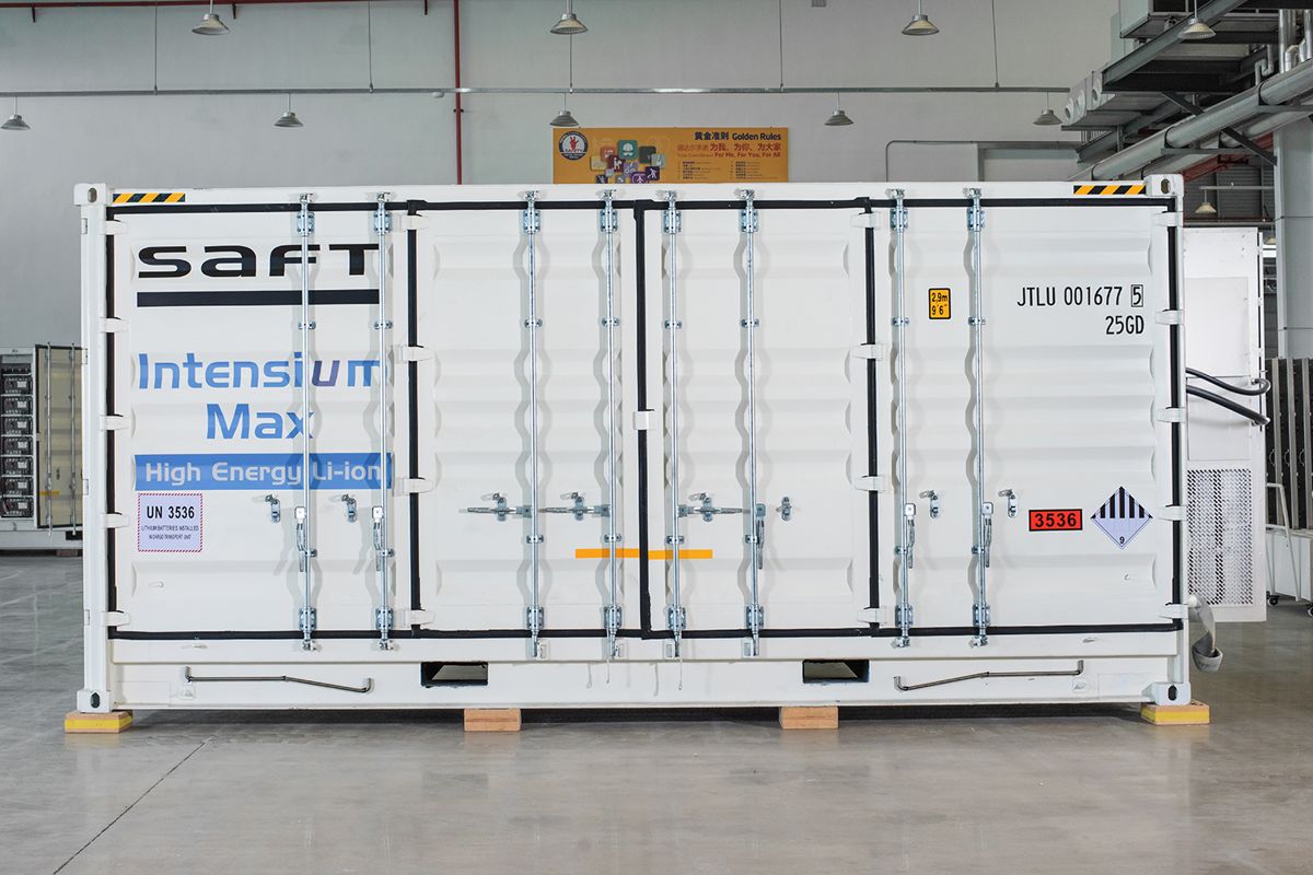Batterisystemet er satt sammen av seks containere på 6 meter (20-fot). Batterileveransen til Longyearbyen vil være den største arktiske leveransen hittil. Systemet har en effekt på 6 Megawatt (MW) og kan lagre 7 Megawatttimer (MWh). Foto: Saft