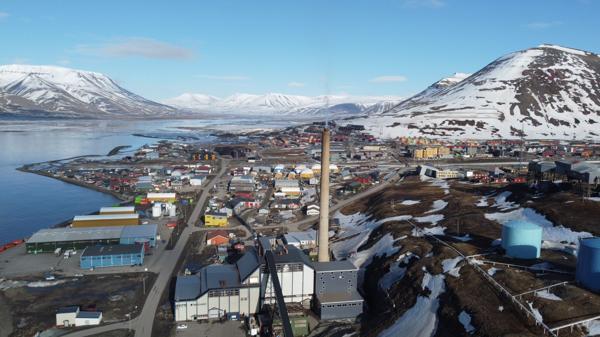 Dagens energiverk i Longyearbyen. Longyearbyen lokalstyre vedtok høsten 2021 at kullkraftverket skal stenges senest høsten 2023 og at det skal legges til rette for utslippsfri energiforsyning på Svalbard. Foto: Longyearbyen lokalstyre
