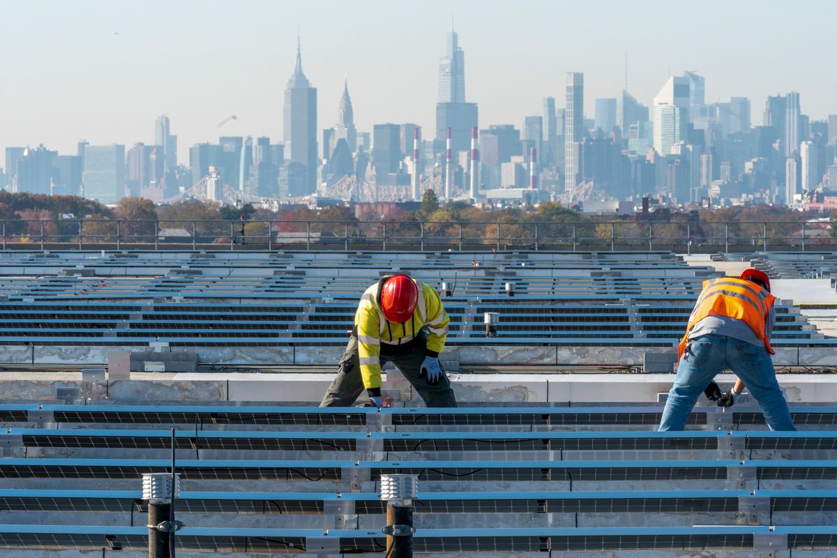 New York er en av de demokratisk-styrte delstatene som ikke ønsker mer atomkraft og i stedet vil satse hardt på fornybar energi. Bildet viser arbeidere som installerer solceller på taket av en av terminalene på flyplassen LaGuardia. Foto: Mary Altaffer / AP / NTB
