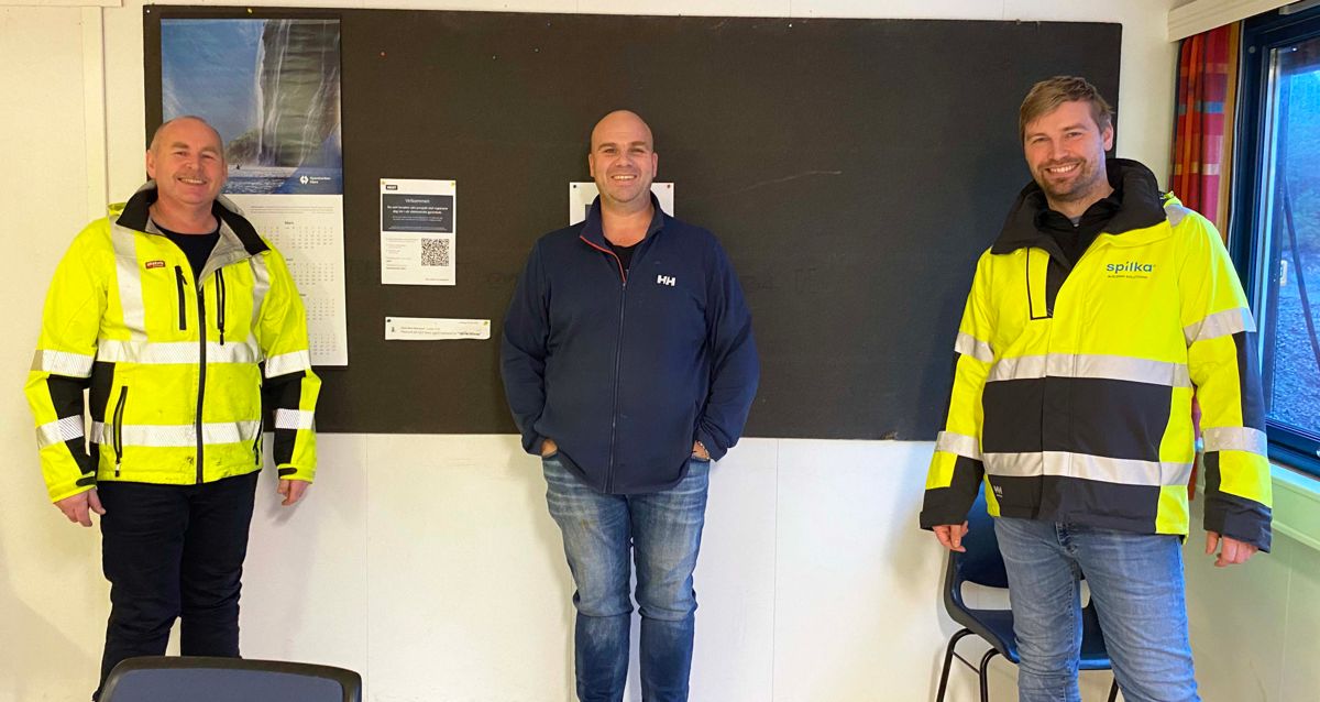 Enhetsleder John-Magne Eikrem i Sula kommunes eiendomsavdeling (fra venstre), prosjektleder Frode Rougnø og daglig leder Lars Erik Vinje i Spilka Building Solutions. Foto: Spilka