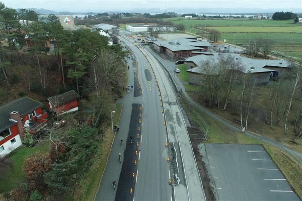 Arbeidet med ny gang- og sykkelvei i Torvmyrveien blir ferdig til skolestart 2022. Foto: Rogaland fylkeskommune