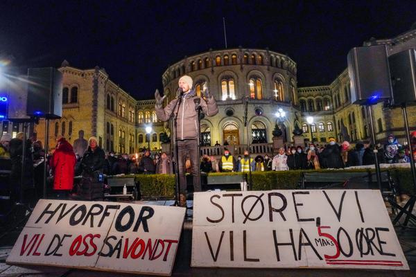 Rødt-leder Bjørnar Moxnes holdt appell under demonstrasjon i regi av «Vi som krever billigere strøm» utenfor Stortinget. Foto: Terje Bendiksby / NTB