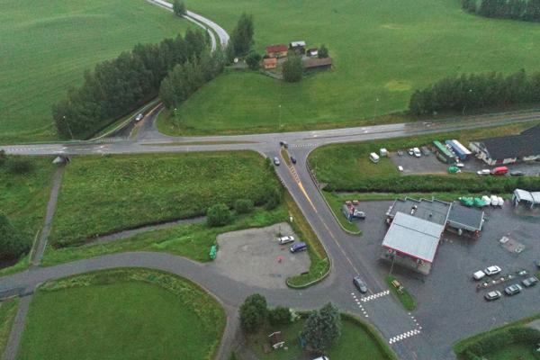 Veenskrysset i Løten er et av flere sideveistiltak til veiprosjektet Rv. 3/25 Løten – Elverum. Krysset er planlagt bygget om til rundkjøring.