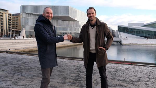 Søren Hilligsøe (til venstre) overtar ansvaret for Dalux i Norge fra Malthe Slemming. Foto: Dalux